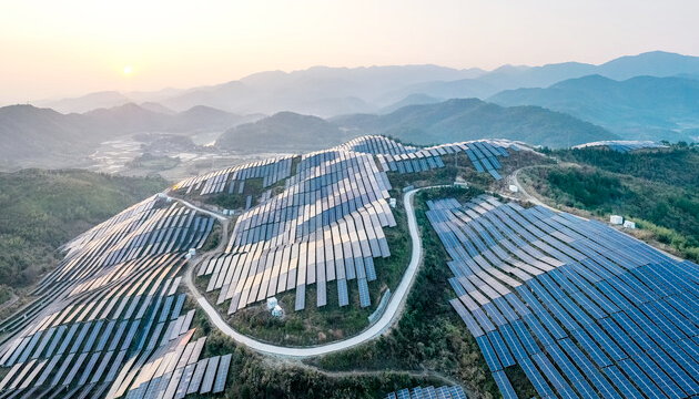 Whitepaper: 4 ways to elevate your solar projects with 2000 VDC